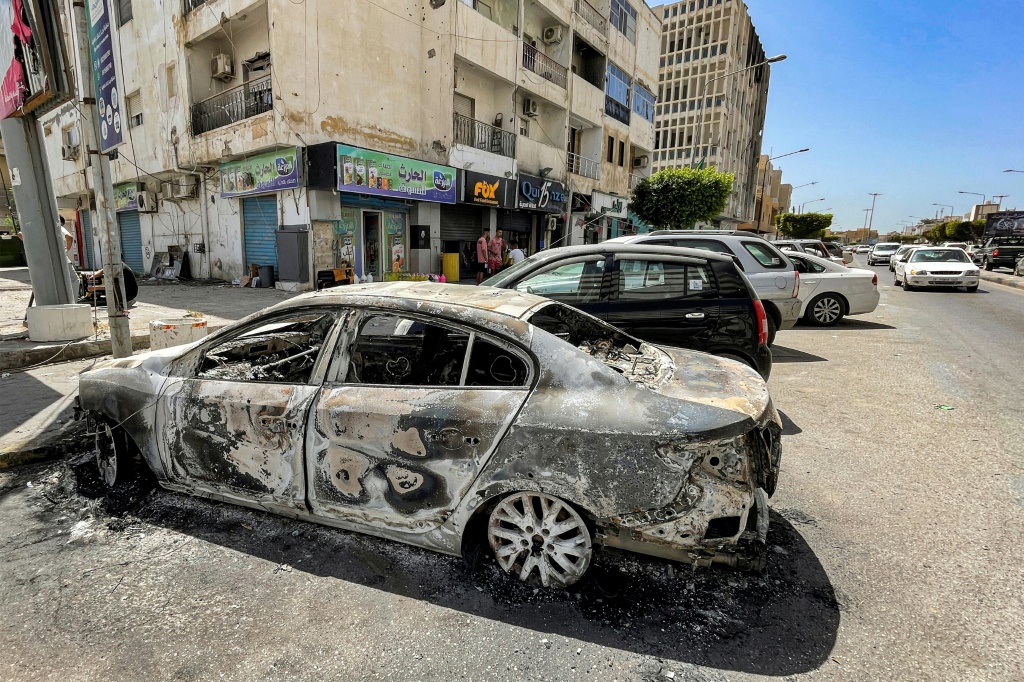 حطام سيارة في العاصمة الليبية جراء الاشتباكات الاخيرة في 29 اب/اغسطس 2022 (أ ف ب)   