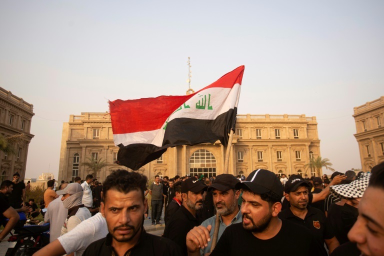 أنصار رجل الدين الشيعي العراقي مقتدى الصدر في صورة خارج مبنى حكومي خلال تظاهرة في مدينة البصرة جنوب العراق في 29 آب/أغسطس 2022 (أ ف ب)
