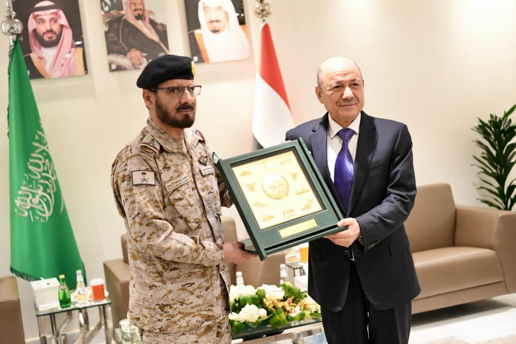  رئيس مجلس القيادة الرئاسي اليمني القائد الأعلى للقوات المسلحة مع قائد القوات المشتركة، نائب رئيس هيئة الاركان العامة السعودية، الفريق اول ركن مطلق بن سالم الازيمع (سبأ)