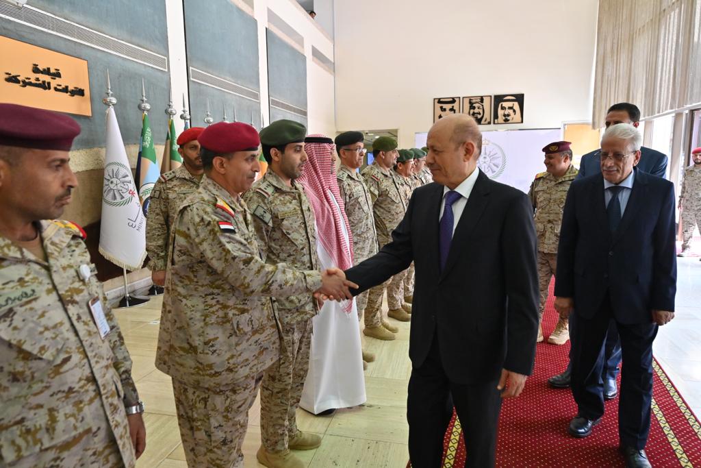  رئيس مجلس القيادة الرئاسي اليمني القائد الأعلى للقوات المسلحة مع قادة القوات المشتركة (سبأ)