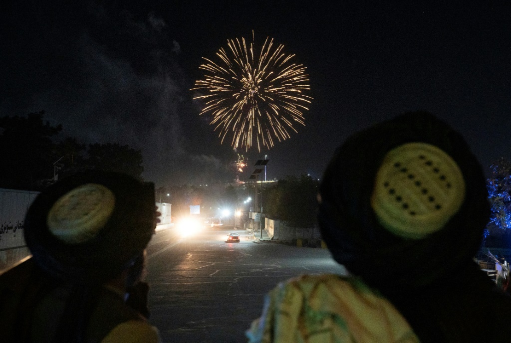 مقاتلون من طالبان يطلقون في 30 آب/أغسطس 2022 أسهما نارية في سماء كابول في ذكرى مرور عام على انسحاب القوات الأميركية من أفغانستان (اف ب)