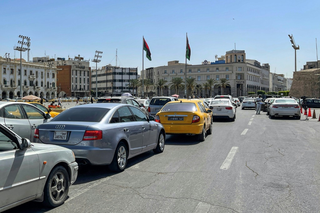  سيارات في ساحة الشهداء في وسط العاصمة طرابلس في 29 آب/أغسطس 2022 (ا ف ب).