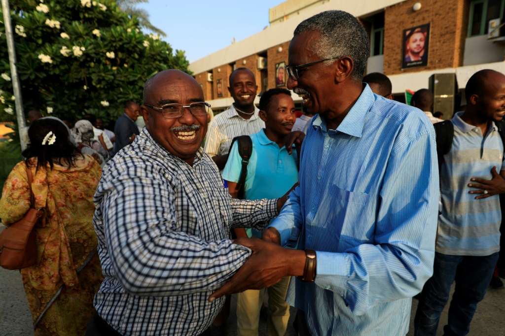 الصحافي السوداني عبد المنعم ابو ادريس يتلقى التهاني بانتخابه على رأس نقابة الصحافيين الجديدة في 29 آب/أغسطس 2022 (أ ف ب)