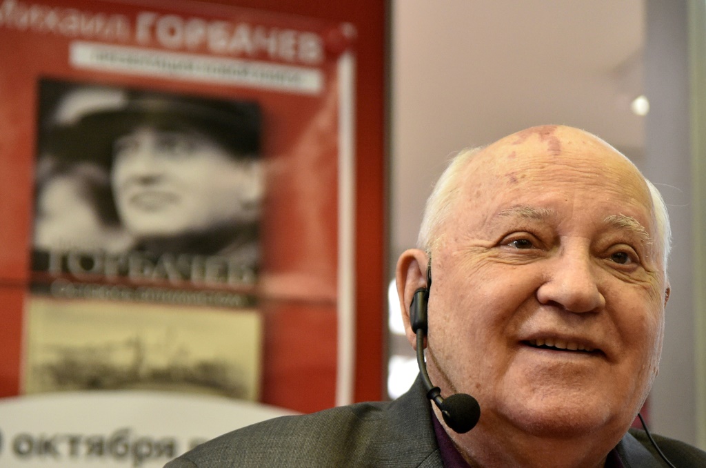 ميخائيل غورباتشيف متحدثاً في مكتبة في موسكو خلال تقديمه كتابه "ما زلت متفائلاً" في 10 ت1/أكتوبر 2017. (ا ف ب)