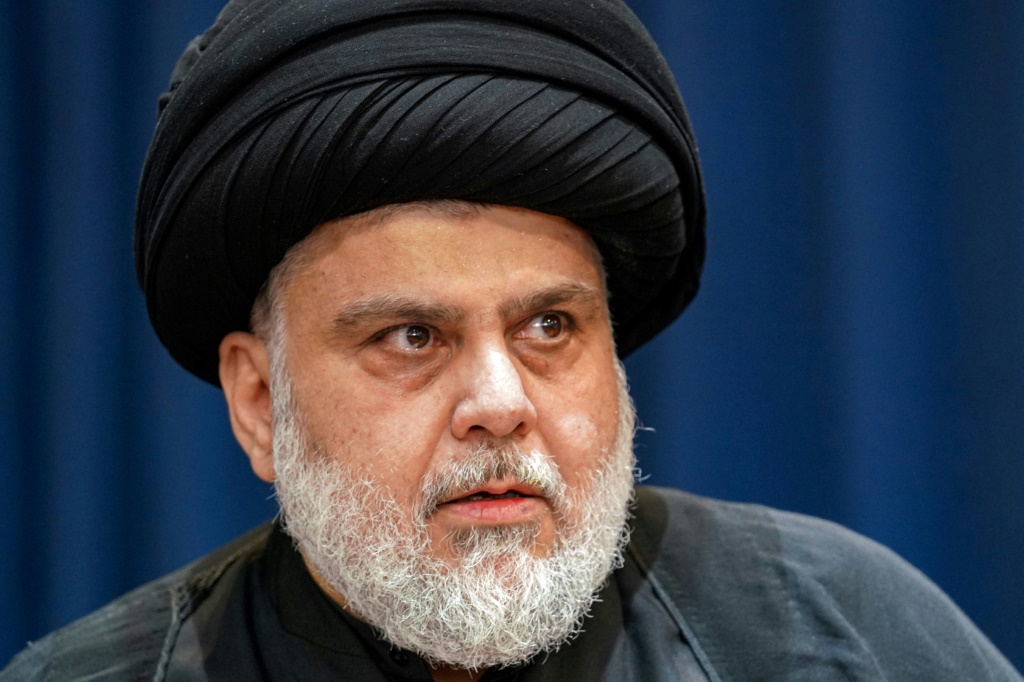 الزعيم العراقي الشيعي مقتدى الصدر أثناء القائه كلمة في النجف بتاريخ 30 آب/أغسطس 2022 (ا ف ب)