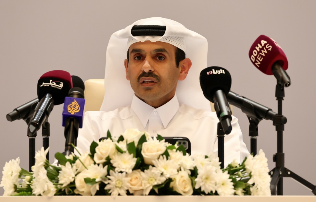 وزير الدولة القطري لشؤون الطاقة والمدير التنفيذي لشركة قطر للطاقة سعد بن شريدة الكعبي يتحدث خلال مؤتمر صحافي في الدوحة في 31 آب/أغسطس 2022 (ا ف ب)