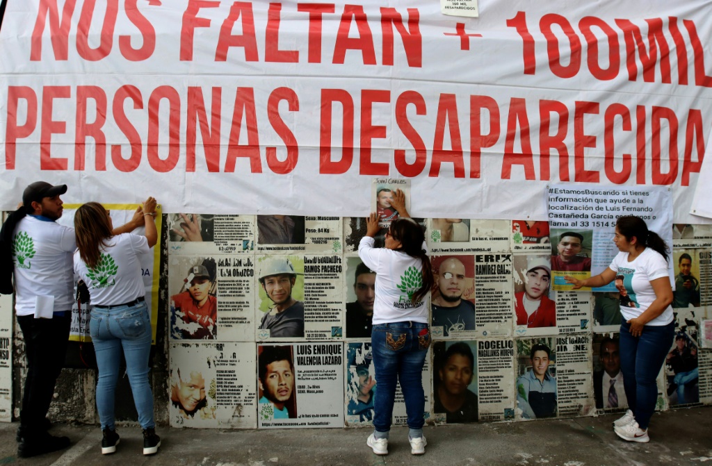  أقرباء مفقودين في المكسيك في تجمع في اليوم الدولي للمفقودين في غوادالاخارا في المكسيك في 30 آب/أغسطس 2022 (ا ف ب)