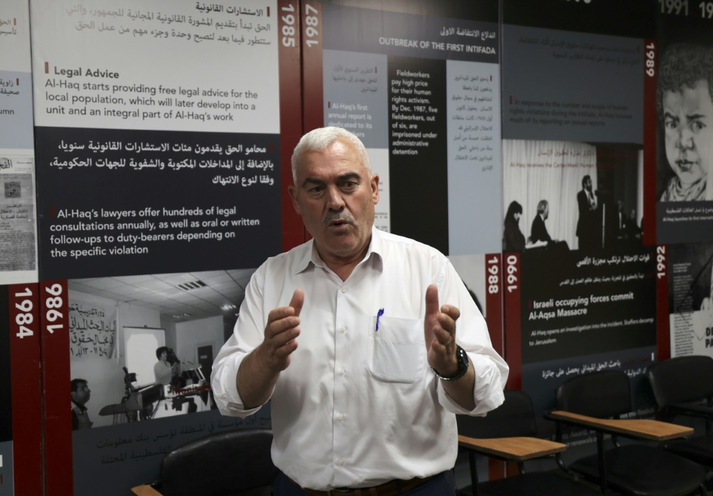  مدير مؤسسة الحق الفلسطينية شعوان جبارين في مكتبه في رام الله في 24 آب/أغسطس 2022 (ا ف ب)