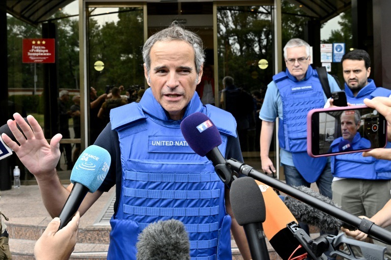 المدير العام للوكالة الدولية للطاقة الذرية رافاييل غروسي متحدثاً للصحافيين في زابوريجيا في جنوب أوكرانيا في 1 أيلول/سبتمبر 2022 (أ ف ب)