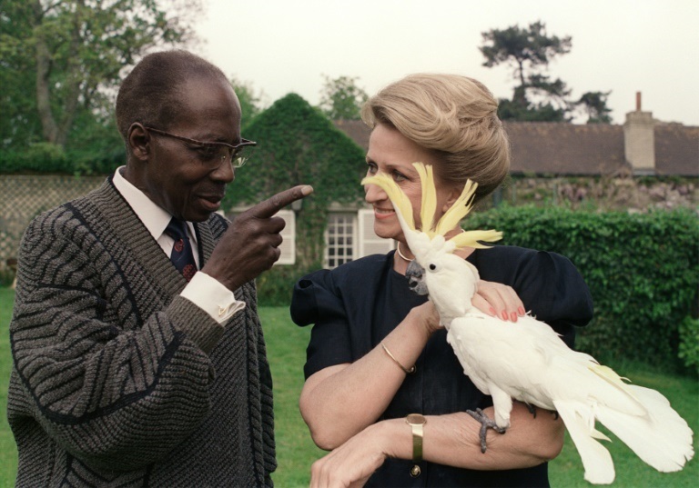 الرئيس والشاعر السنغالي ليوبولد سيدار سنغور مع زوجته كوليت في حديقة منزلهما في فيرسون بشمال غرب فرنسا (أ ف ب)