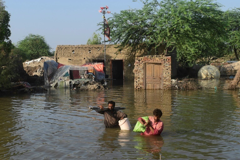 صورة مؤرخة في 31 آب/أغسطس 2022 لسكان غرقت قراهم بمياه الفيضانات التي اجتاحت باكستان (أ ف ب)