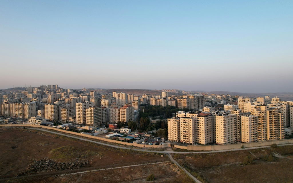 لقطة من الجو لمنطقة كفر عقب بين رام الله والقدس الشرقية في الضفة الغربية المحتلة في 29 آب/أغسطس 2022 (اف ب)   