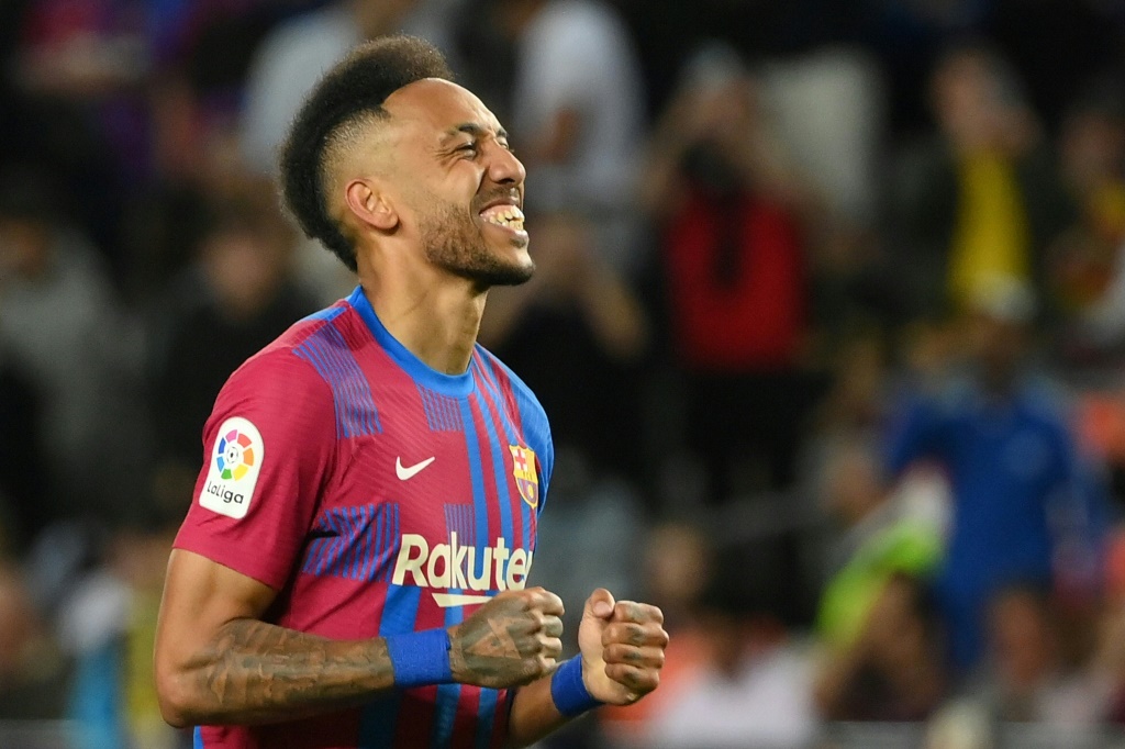مهاجم برشلونة الدولي الغابوني بيار إيميريك أوباميانغ يحتفل بهزه شباك سلتا فيغو في الدوري الإسباني في العاشر من أيار/مايو 2022 (اف ب).