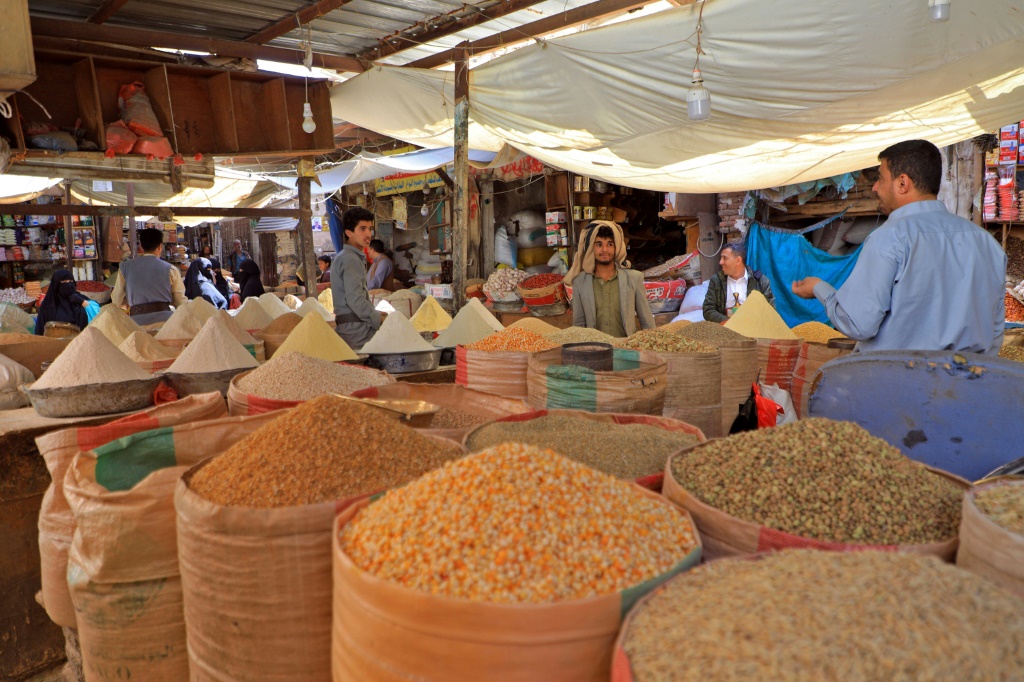 يمنيون يتبضعون في سوق للسلع الغذائية في صنعاء، في 22 شباط/فبراير 2022(أ ف ب)