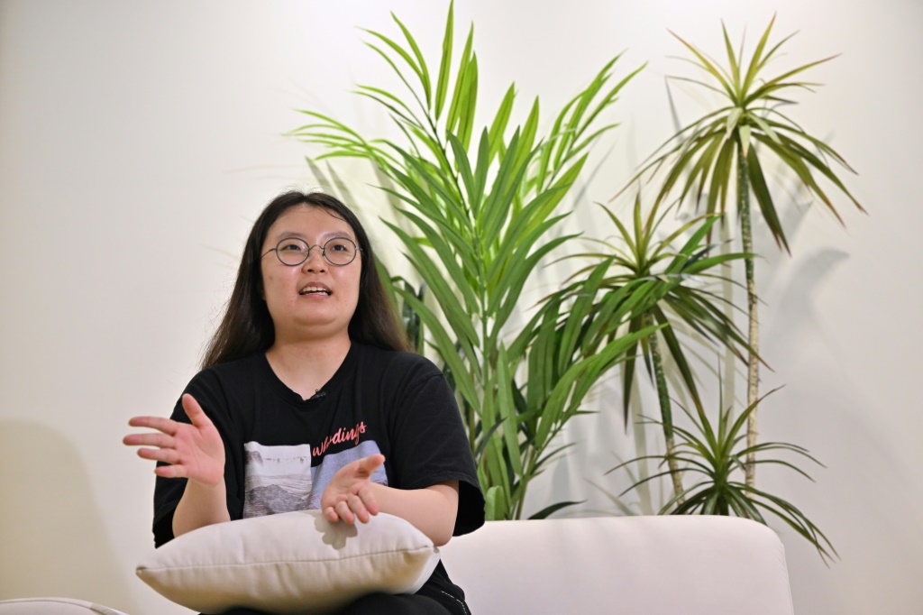 لي دا-بين، مواطنة من كوريا الجنوبية مصابة بالتوحّد خلال مقابلة أجرنها وكالة فرانس برس معها في سيول في 6 آب/أغسطس 2022 (ا ف ب)