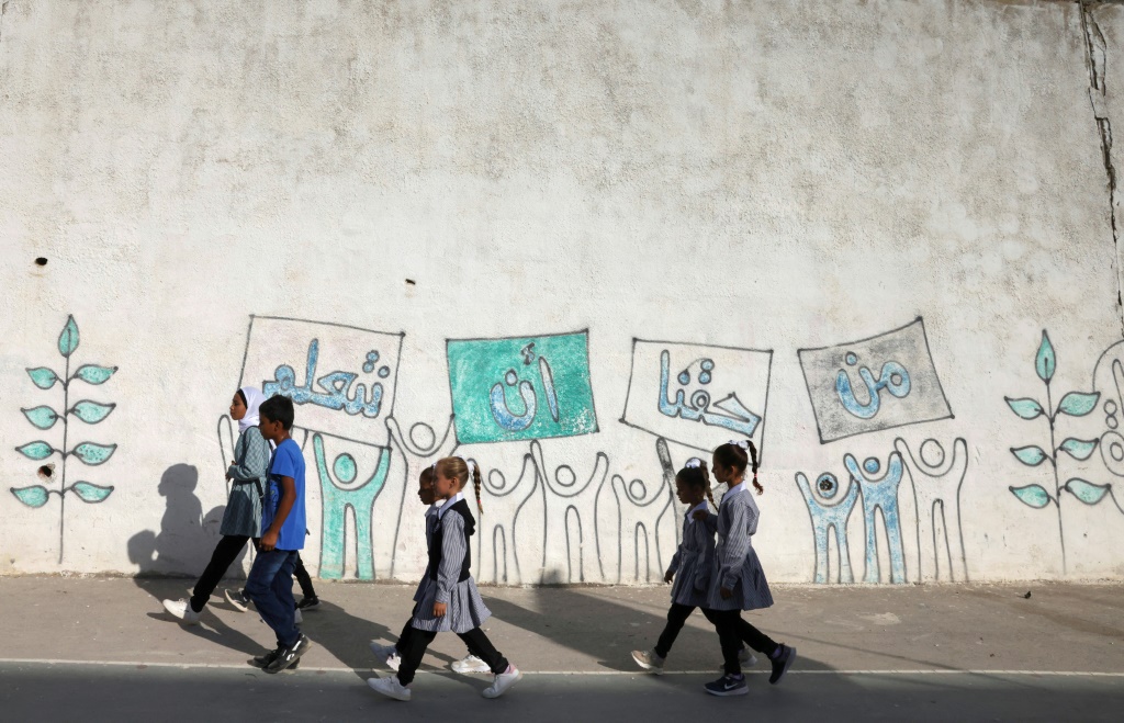  تلاميذ فلسطينيون في قرية التواني بالقرب من مدينة الخليل في الضفة الغربية المحتلة في 29 آب/أغسطس 2022 (اف ب)