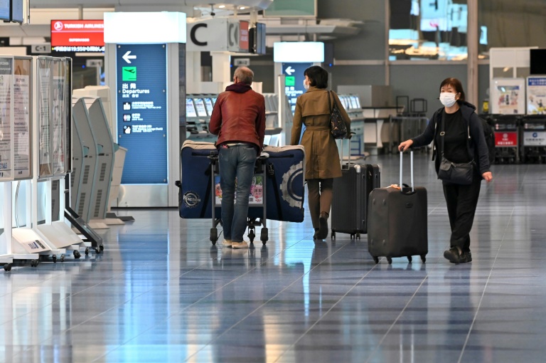مشهد عام من قاعات المغادرة بمطار هانيدا الدولي في طوكيو في الأول من كانون الأول/يناير 2021 (ا ف ب)