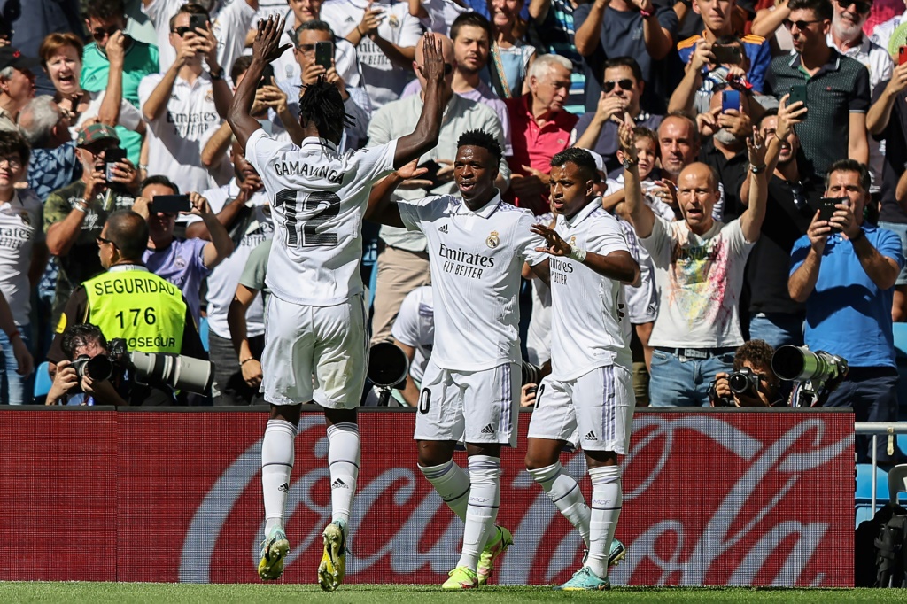 البرازيليان فينيسيوس جونيور ورودريغو يحتفلان بعد فوز فريقهما ريال مدريد على بيتيس على ملعب سانتياغو ريال مدريد في 3 سبتمبر / سبتمبر 2022 (ا ف ب)