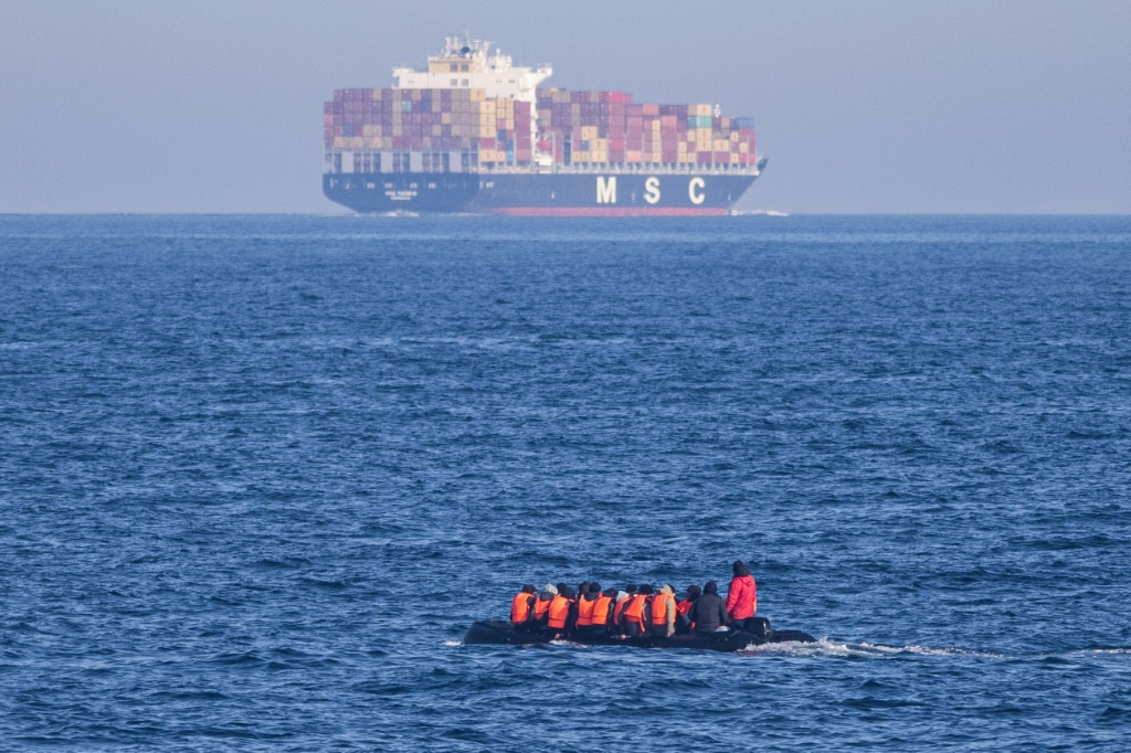 مازالت تنتنظر سفينة جيو بارينتس التابعة لمنظمة أطباء بلا حدود تحديد ميناء لكي ترسو فيه. وتحمل السفينة 267 مهاجرا (أ ف ب)