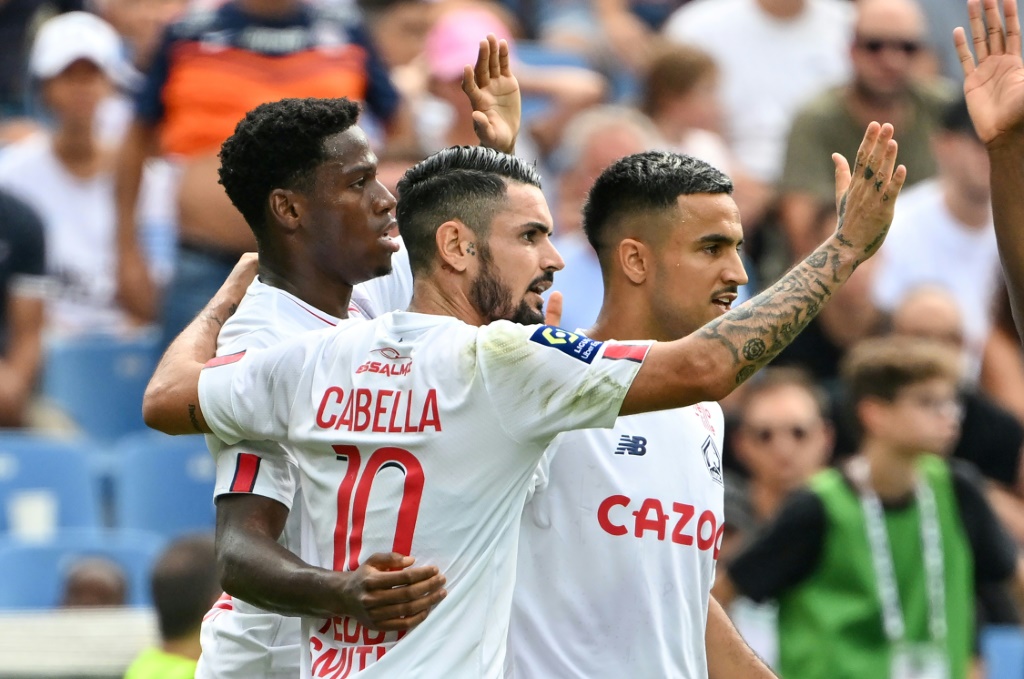 الكندي جوناثان ديفيد (يسار) يحتفل بالتسجيل لليل في مرمى مضيفه مونبلييه في الدوري الفرنسي لكرة القدم. مونبلييه، جنوب فرنسا، في 4 أيلول/سبتمبر 2022 (ا ف ب)