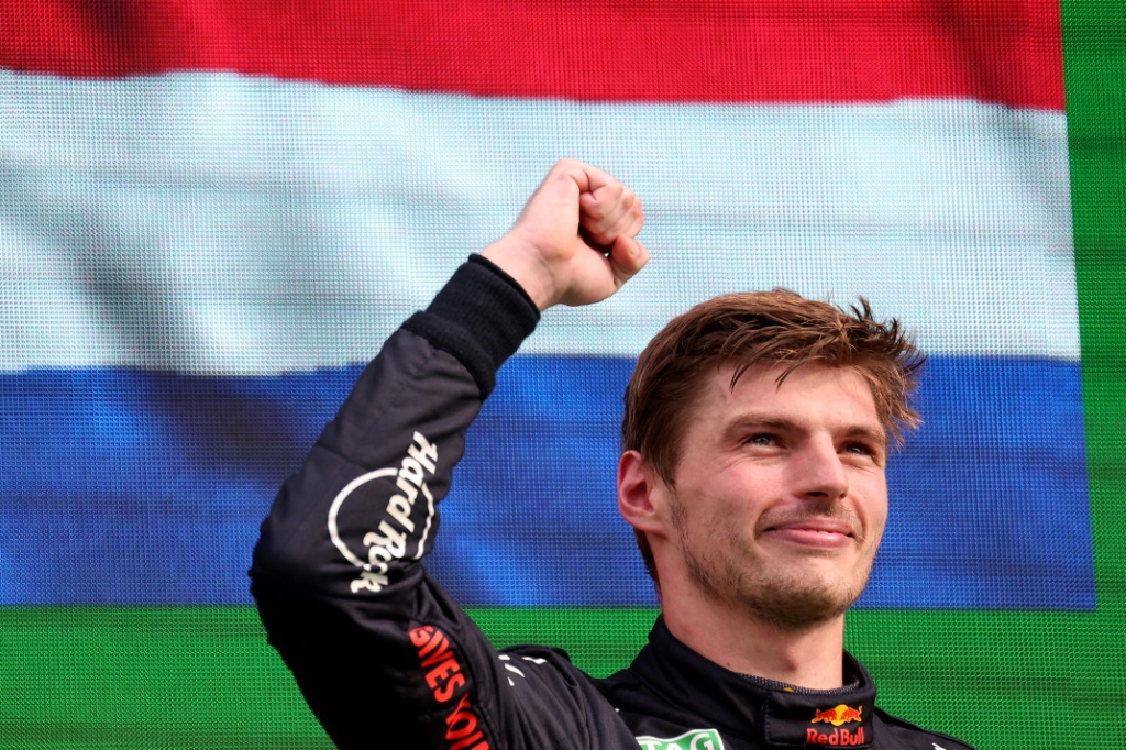 سائق ريد بول الهولندي ماكس فيرستابن محتفلاً على المنصة بعد فوزه بسباق جائزة هولندا الكبرى في 4 أيلول/سبتمبر 2022 (ا ف ب)