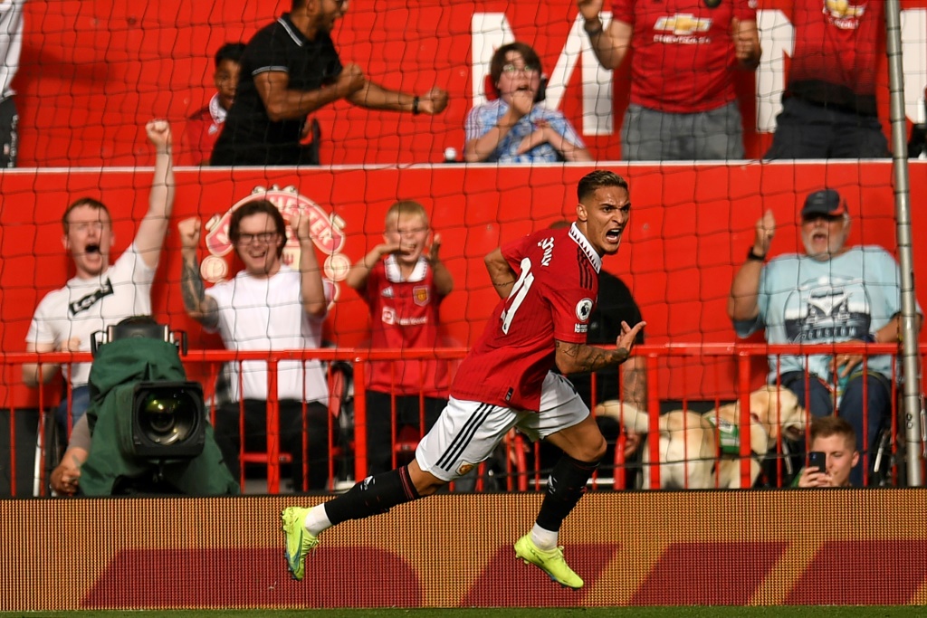 البرازيلي أنتوني يحتفل بهدفه الاول مع مانشستر يونايتد في مباراته الاولى ضد أرسنال ضد الدوري الانكليزي الممتاز لكرة القدم على ملعب أولد ترافورد في 4 أيلول/سبتمبر 2022 (ا ف ب)