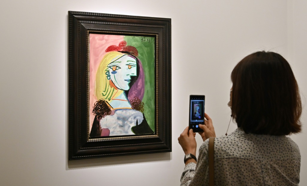امرأة تصوّر بهاتفها لوحة لبسكاسو خلال معرض "فريز" في العاصمة الكورية الجنوبية سيول في الثاني من أيلول/سبتمبر 2022 (ا ف ب)