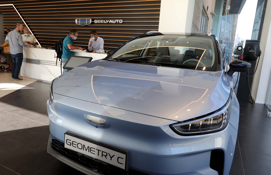 في الصورة الملتقطة يوم 10 نوفمبر 2021، أشخاص يزورون شركة تبيع سيارات كهربائية من صنع مجموعة جيلي الصينية للسيارات، في تل أبيب، إسرائيل. (شينخوا)