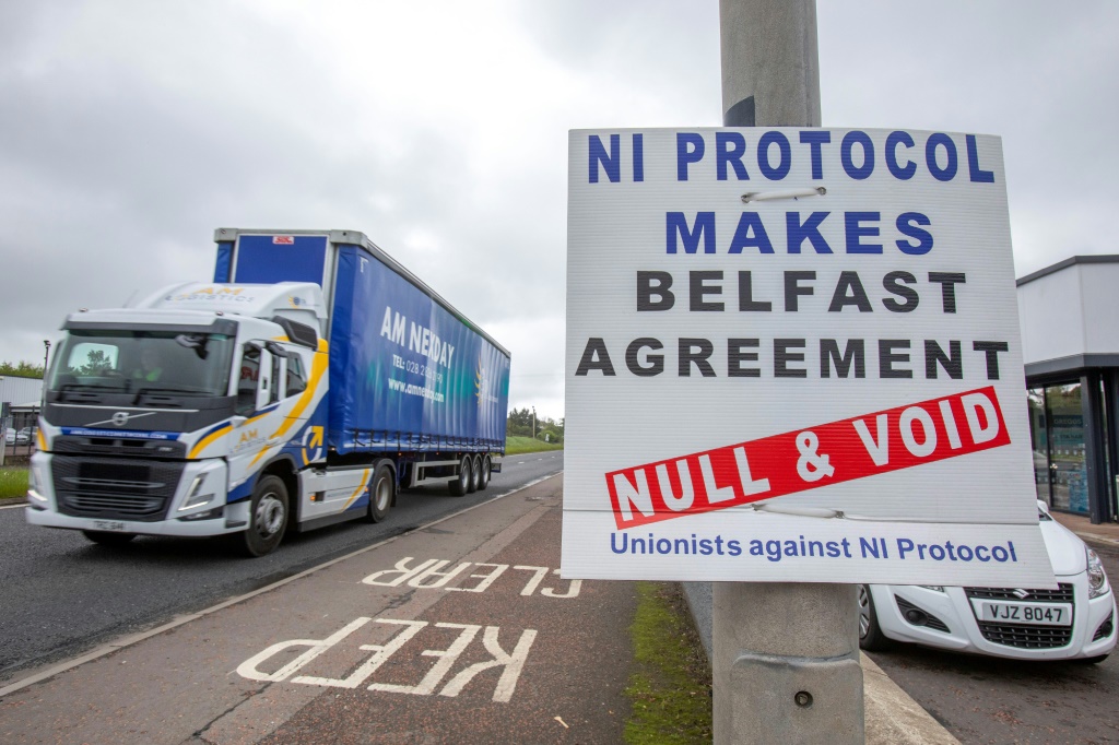 أثار ضغط تروس لتجاوز الصفقة التي وقعتها المملكة المتحدة مع الاتحاد الأوروبي لتنظيم التجارة في أيرلندا الشمالية غضب الولايات المتحدة. (ا ف ب)