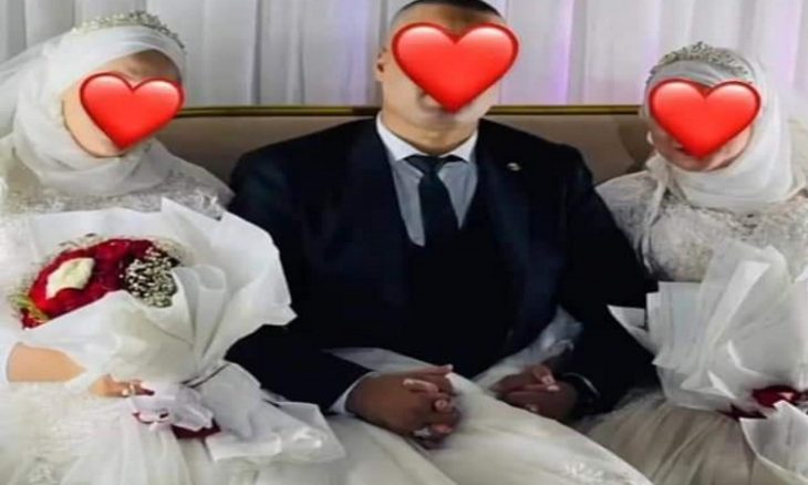 انتشرت صور رشيد السكيكدي وهو يتوسط زوجتيه بالفستان الأبيض، في الحفل الذي أقيم بمناسبة الزفاف (تواصل اجتماعي)