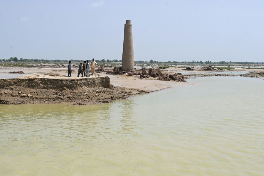 عمال الطوب في باكستان بحاجة إلى إعادة إشعال الأفران بعد الفيضانات (اف ب)