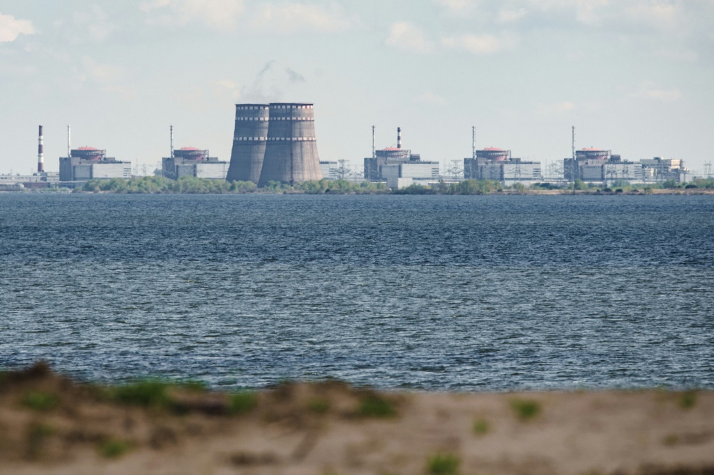  أثار القتال بالقرب من محطة زابوريزهزهيا للطاقة الذرية في أوكرانيا مخاوف من وقوع كارثة نووية (ا ف ب).