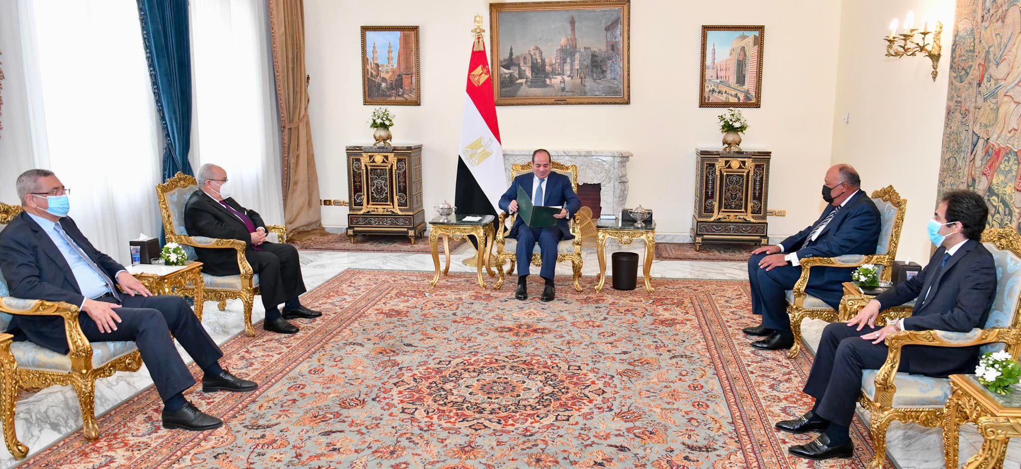 الرئيس المصري عبدالفتاح السيسي خلال استقباله اليوم رمطان لعمامرة، وزير خارجية الجزائرية (الرئاسة المصرية)