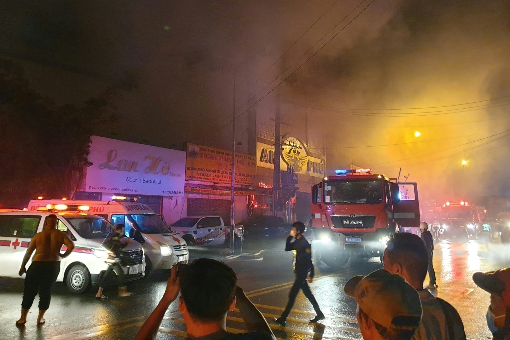 حريق يشتعل في حانة كاريوكي في مدينة ثوان آن بجنوب فيتنام (ا ف ب)