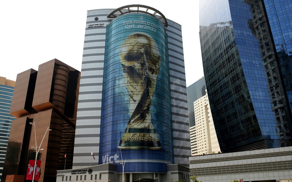 صورة عملاقة لكأس العالم لكرة القدم على مبنى في الدوحة (ا ف ب)