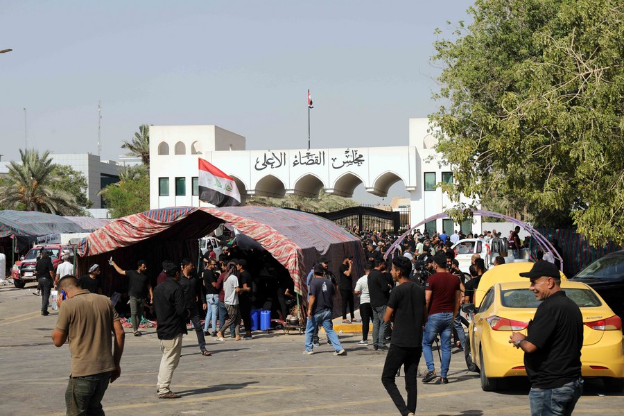 في الصورة الملتقطة يوم 23 أغسطس 2022، عراقيون يحتشدون للاحتجاج أمام بوابة مجلس القضاء الأعلى في العاصمة العراقية بغداد. (شينخوا)
