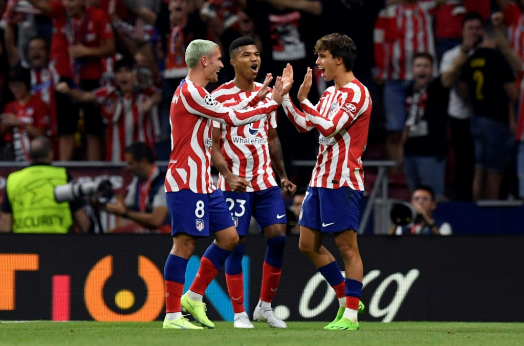 مهاجم أتلتيكو مدريد الفرنسي انطوان غريزمان يحتفل مع زميليه المدافع رينيلدو ماندافا والمهاجم البرتغالي جواو فيليكس بهدف الفوز على بورتو البرتغالي في ملعب ميتروبوليتانو في مدريد في 7 أيلول/سبتمبر 2022 (ا ف ب)