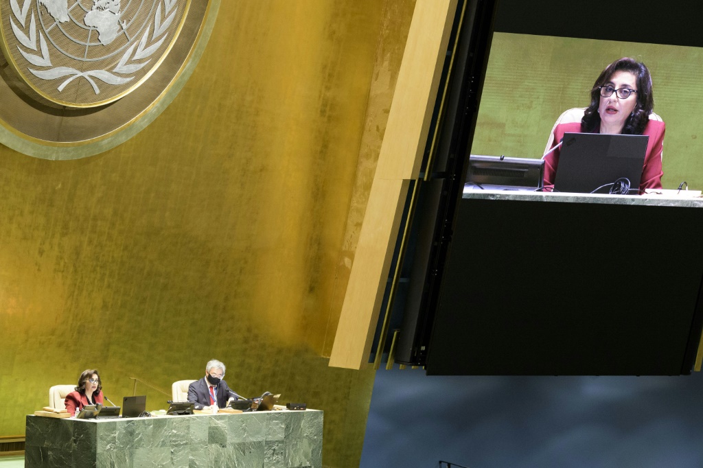  المديرة التنفيذية لهيئة الأمم المتحدة للمرأة سيما بحوث (إلى اليسار وعلى الشاشة) خلال جلسة للجمعية العامة للأمم المتحدة في 26 أيلول/سبتمبر 2020 في نيويورك (اف ب)