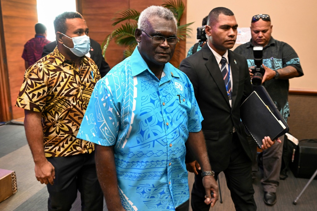  زعيم جزر سليمان المخضرم ماناسيه سوغافاري (وسط) متهم بالتراجع الديمقراطي (ا ف ب)