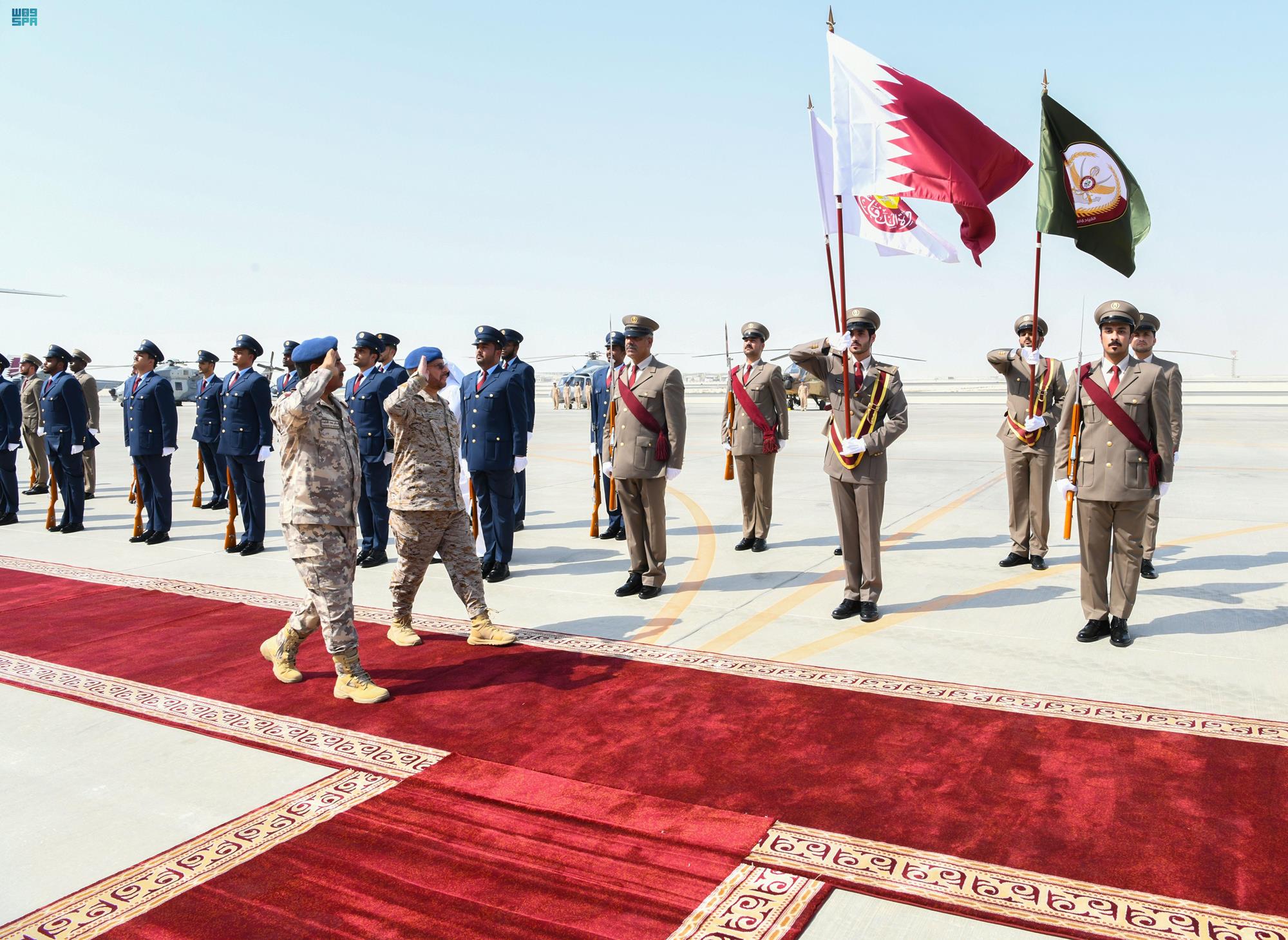 صورة رئيس هيئة الأركان يصل قطر ويلتقي بعدد من القيادات العسكرية (واس)