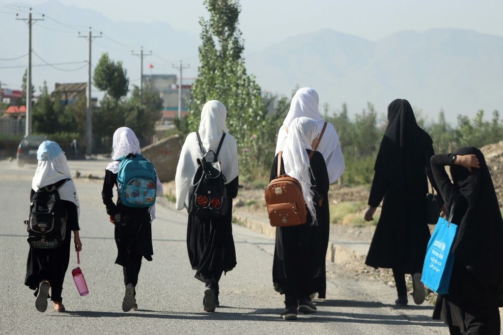 مجموعة من الفتيات يتوجهن إلى المدرسة في غارديز شرقي أفغانستان. استأنفت خمس مدارس ثانوية حكومية للبنات الدراسة في تحد واضح للحظر الوطني (ا ف ب)