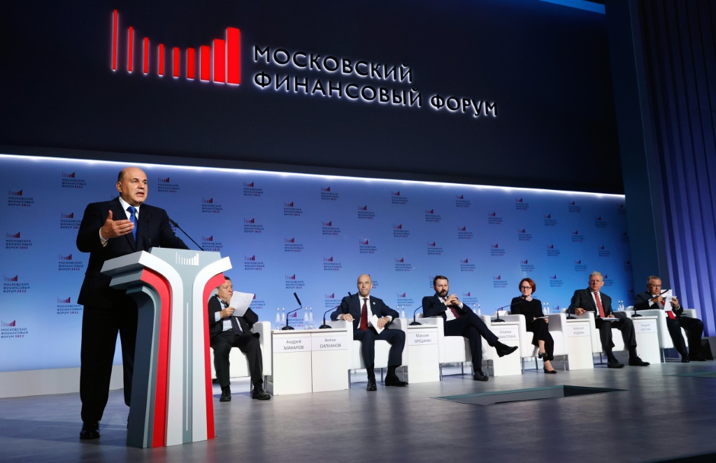 رئيس الوزراء الروسي ميخائيل ميشوستين متحدثا امام منتدى موسكو المالي في موسكو في 8 أيلول/سبتمبر 2022. (ا ف ب)