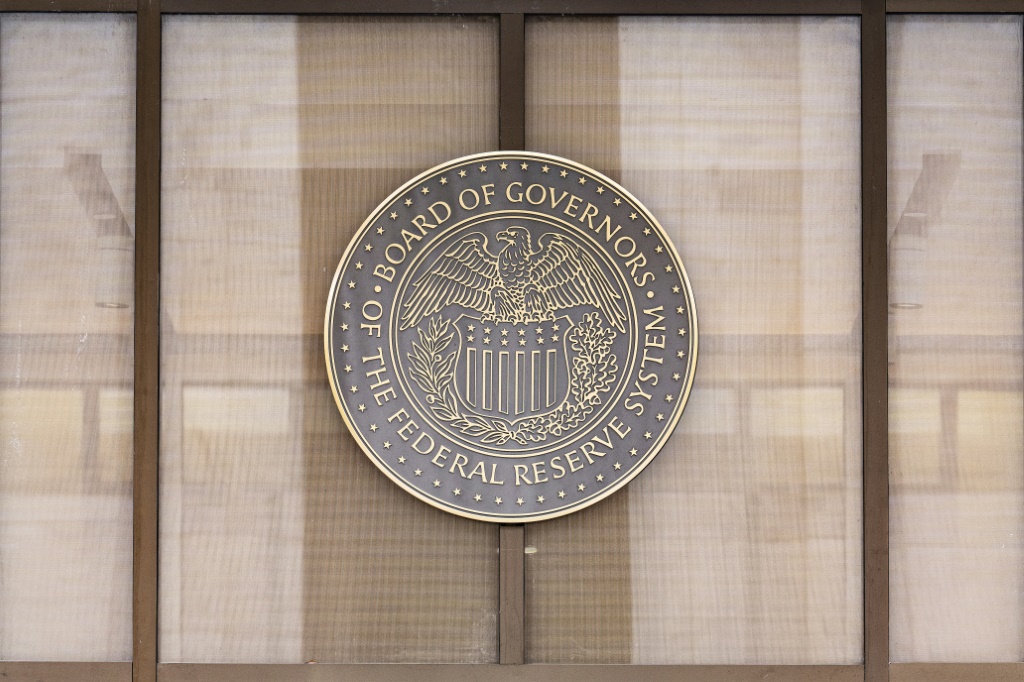 شعار مجلس حكام الاحتياطي الفدرالي الأميركي في صورة التُقطت في 4 أيار/مايو 2022 في مقرّ المصرف في واشنطن (ا ف ب)