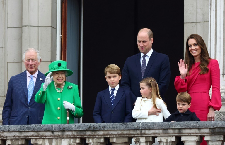 صورة مؤرخة في 5 حزيران/يونيو 2022 للملكة إليزابيت برفقة الأمير تشارلز (يسار) والأمير وليام وزوجته كايت وأولادهما على شرفة باكنغهام (أ ف ب)