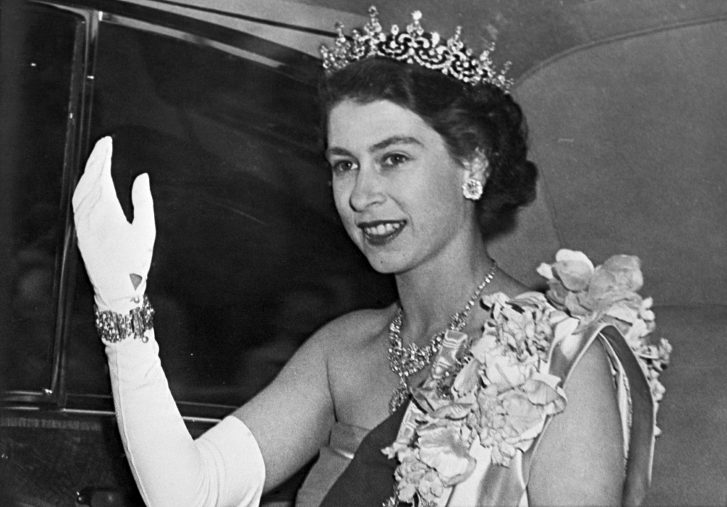إليزابيث الثانية تضع تاجا مرصعاً بالماس في السابع من حزيران/يونيو 1951 (ا ف ب)