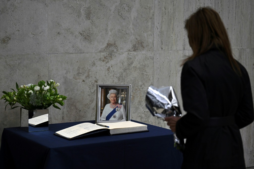 سجل تعازي بوفاة الملكة إليزابيث الثانية في السفارة البريطانية في بوينوس آيرس، في التاسع من أيلول/سبتمبر 2022 (ا ف ب)