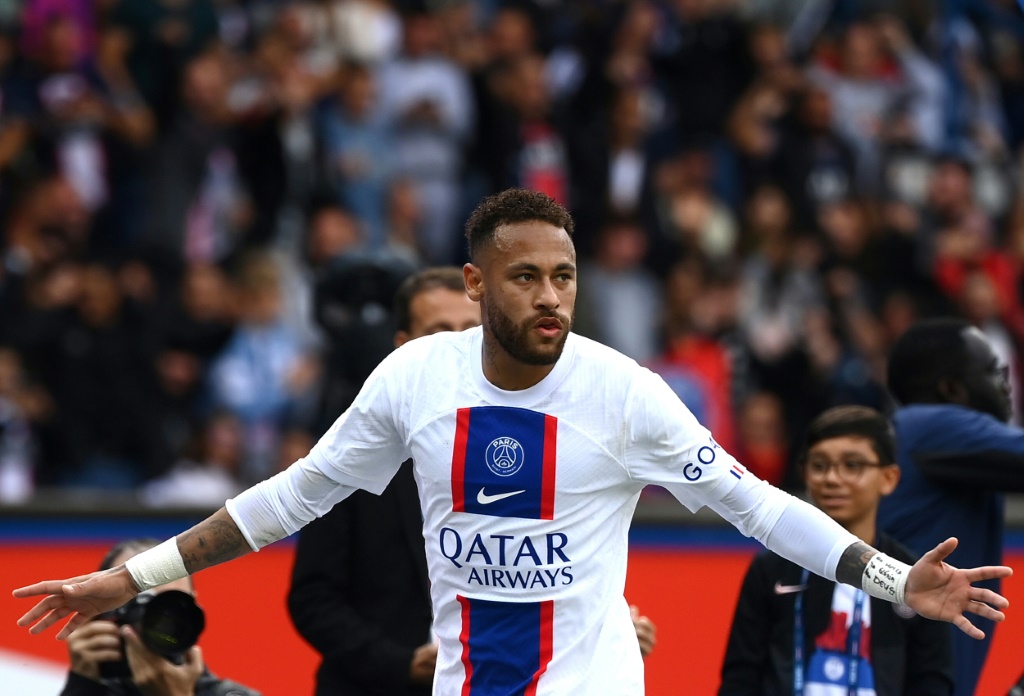 مهاجم باريس سان جرمان البرازيلي نيمار محتفلا بعد تسجيله هدف فريقه الوحيد في مرمى ميتز في الدوري الفرنسي لكرة القدم. 10 ايلول/سبتمبر 2022 (ا ف ب)