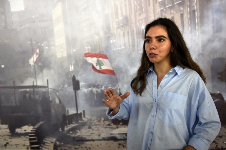 المصورة اللبنانية تمارا سعادة أمام إحدى صورها المعروضة في مهرجان "فيزا بور ليماج" الدولي للتصوير الصحافي في 30 آب/أغسطس 2022 (أف ب)