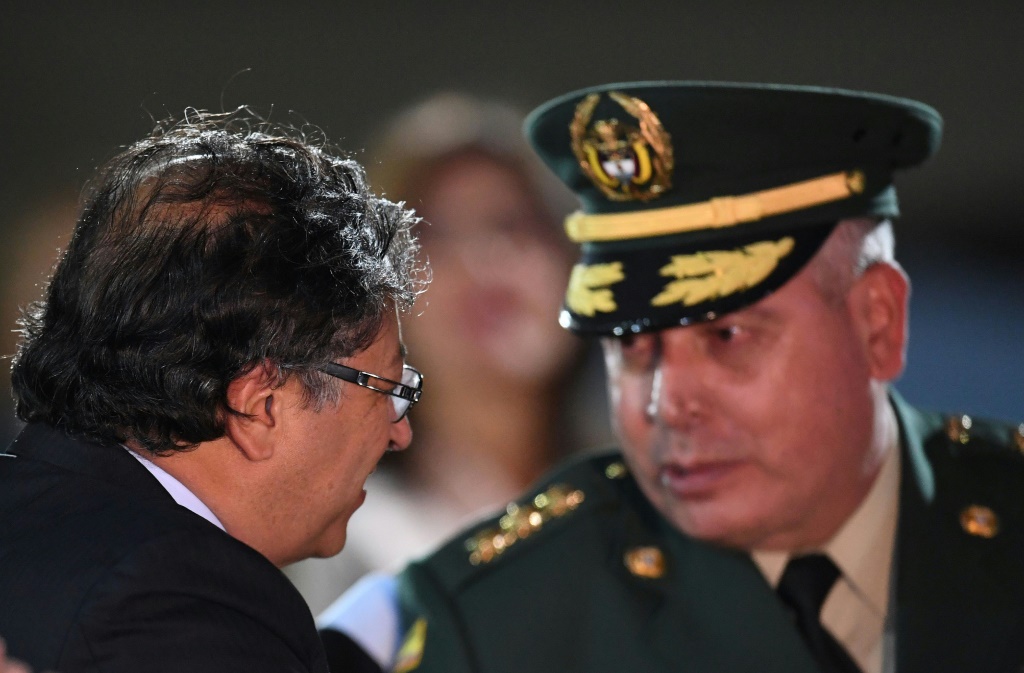 رئيس كولومبيا غوستافو بيترو (يسار) بتكلم مع القائد العام للقوات المسلحة الجنرال هيلدر خيرالدو خلال مراسم في لكية (اف  ب)