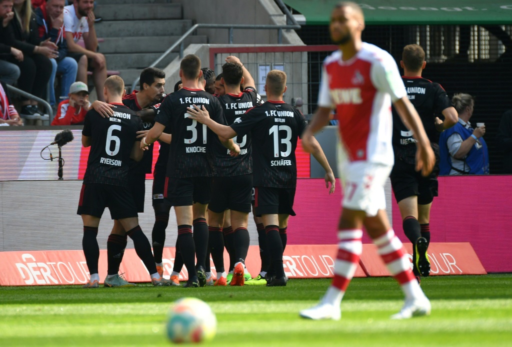 لاعبو اونيون برلين يحتفلون بعد التسجيل في مرمى كولن خلال لقاء الفريقين في الدوري الالماني لكرة القدم. كولن، غرب المانيا، في 11 ايلول/سبتمبر 2022 (ا ف ب)